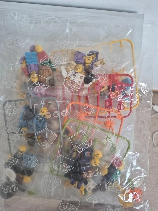 Lote de figuras tipo LEGO con accesorios nuevos – photo 2